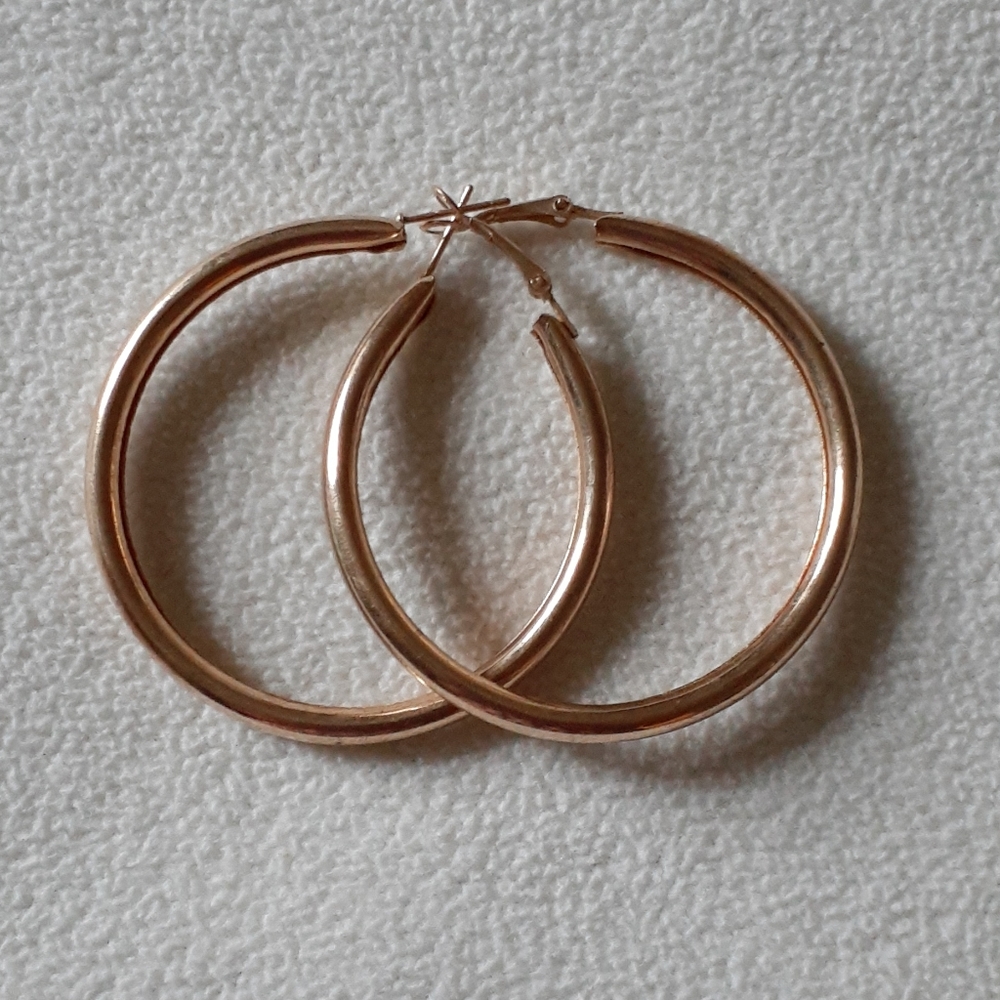 Goldtone earrings - very light